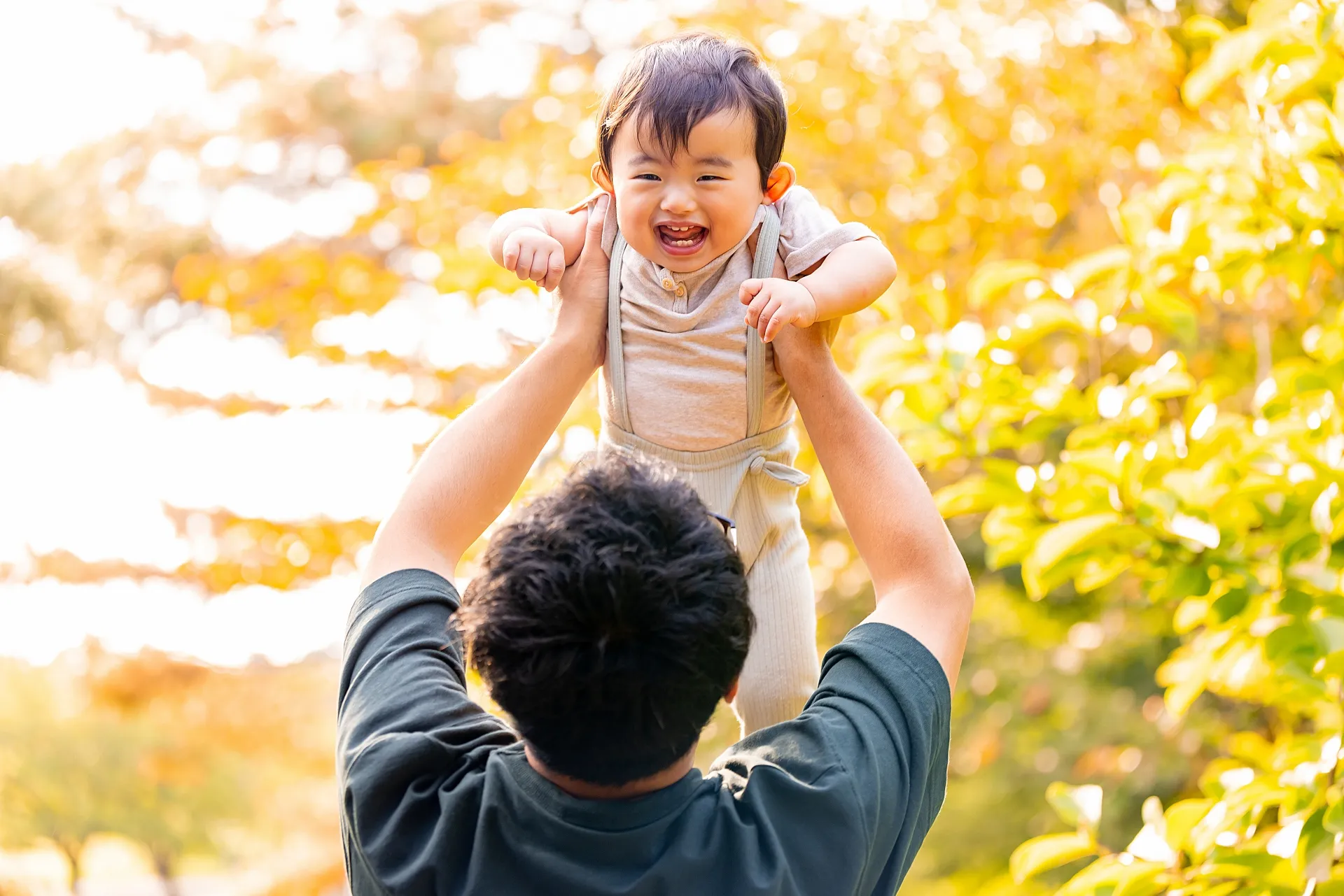 父親に抱っこされる笑顔の男の子