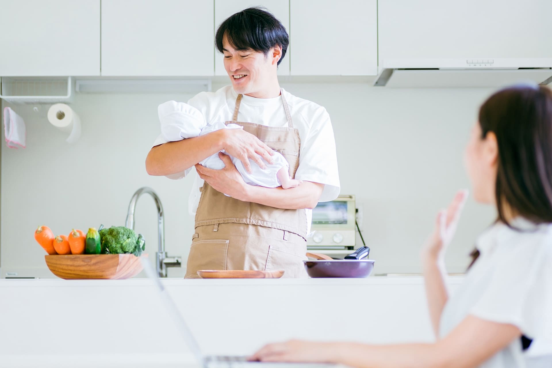 赤ちゃんを抱く男性