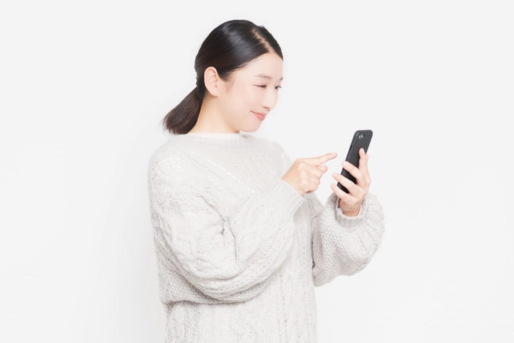 スマートフォンを操作する女性