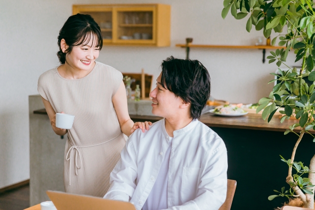 リモートで働く男性と女性