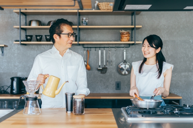 料理をする父と娘