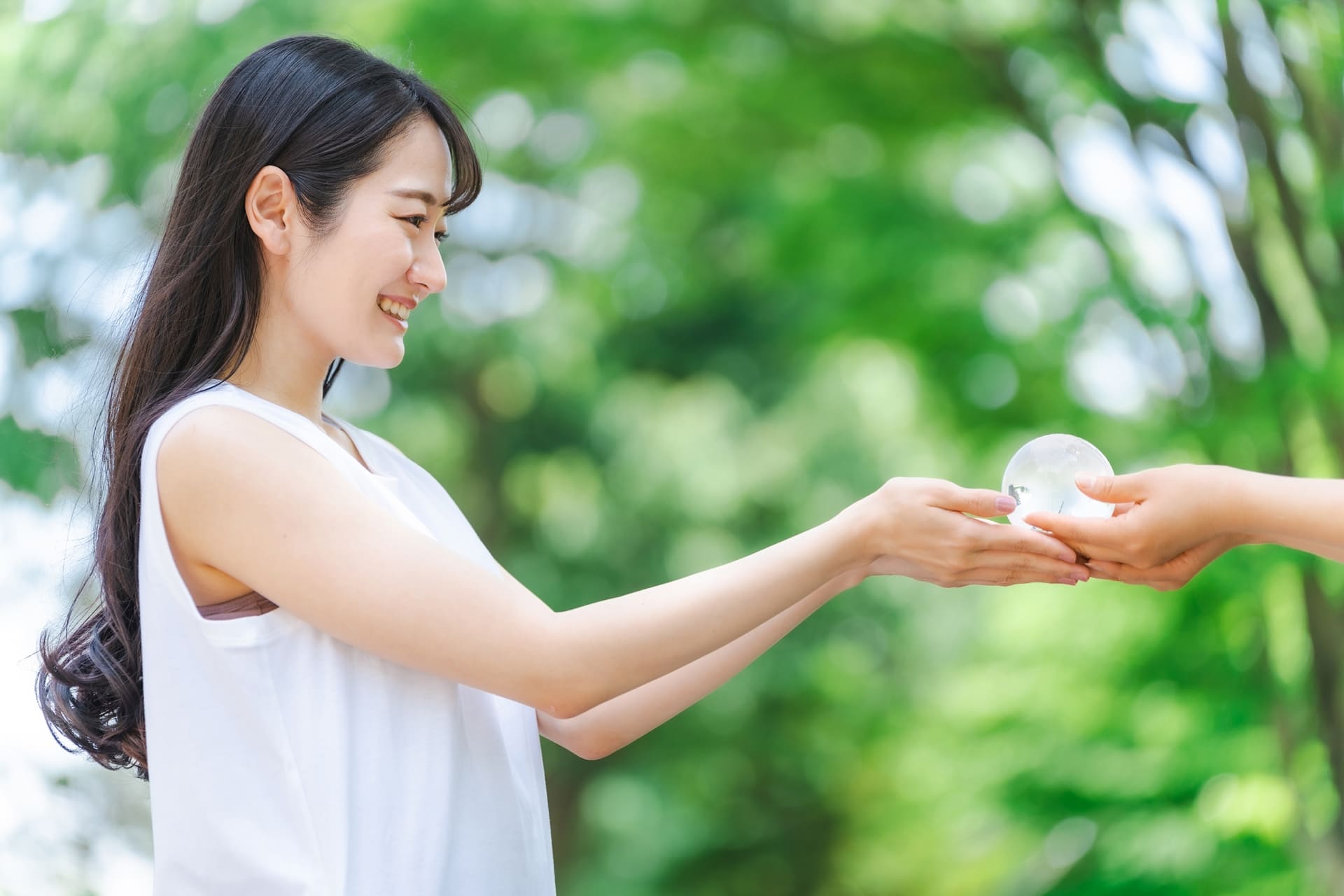 ガラスの地球儀を受け取る女性