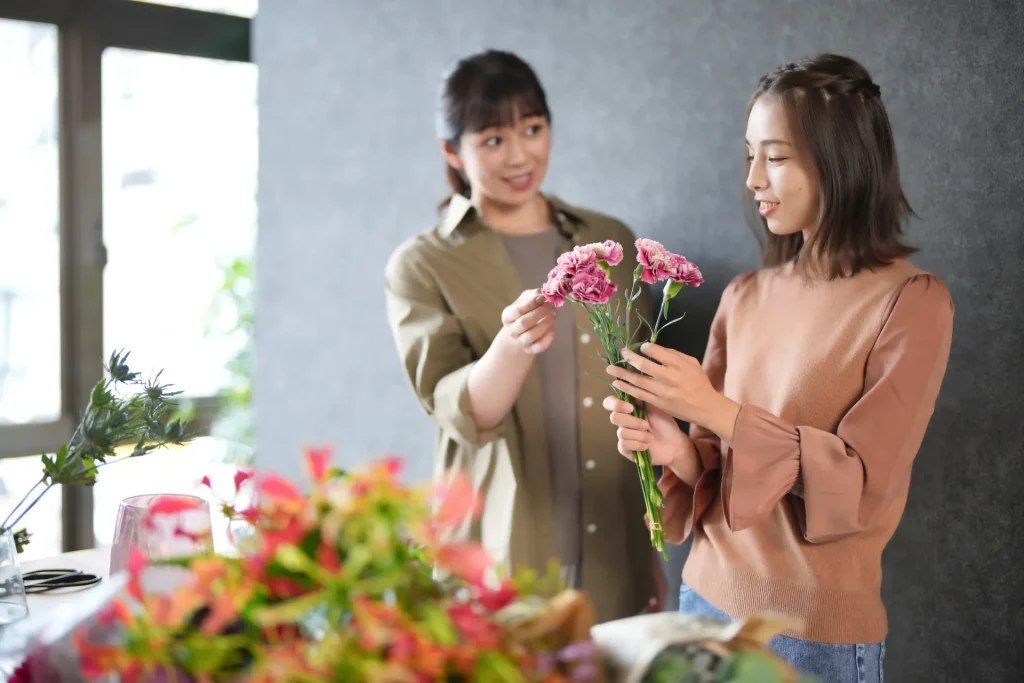 花について話す女性