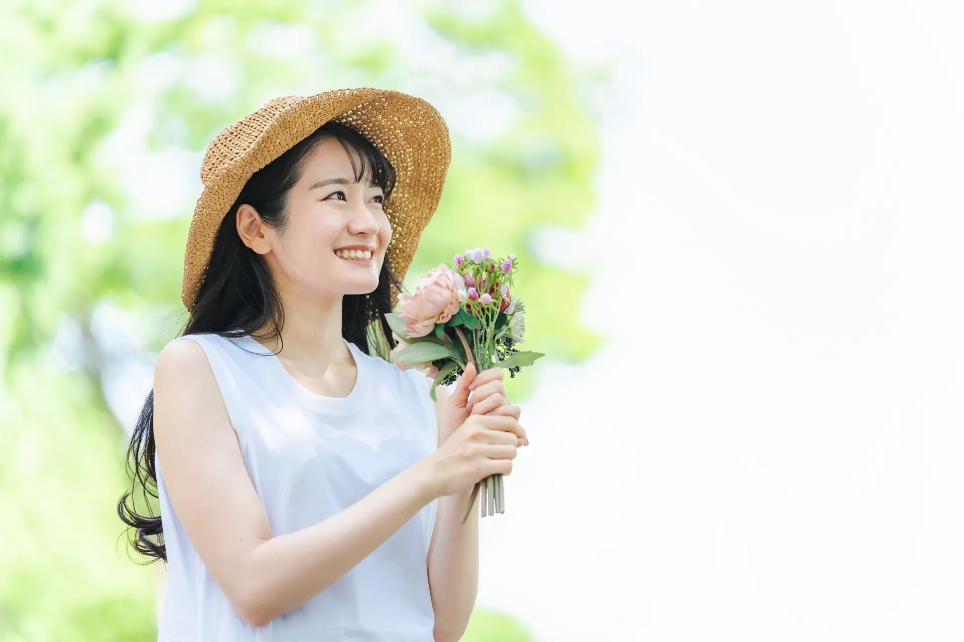 花束を持つ女性（帽子）