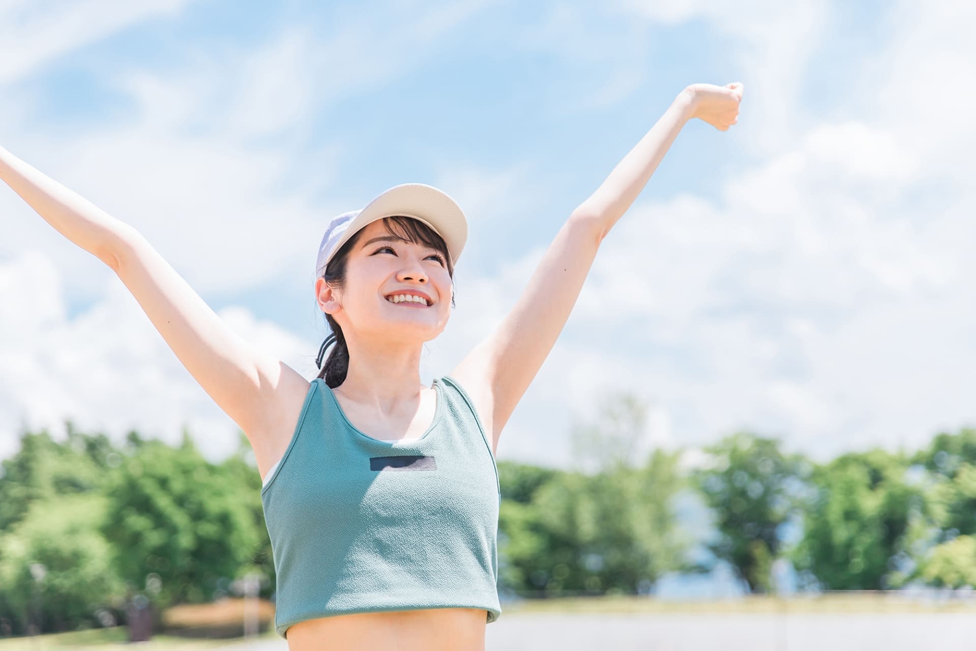 公園でリフレッシュする女性