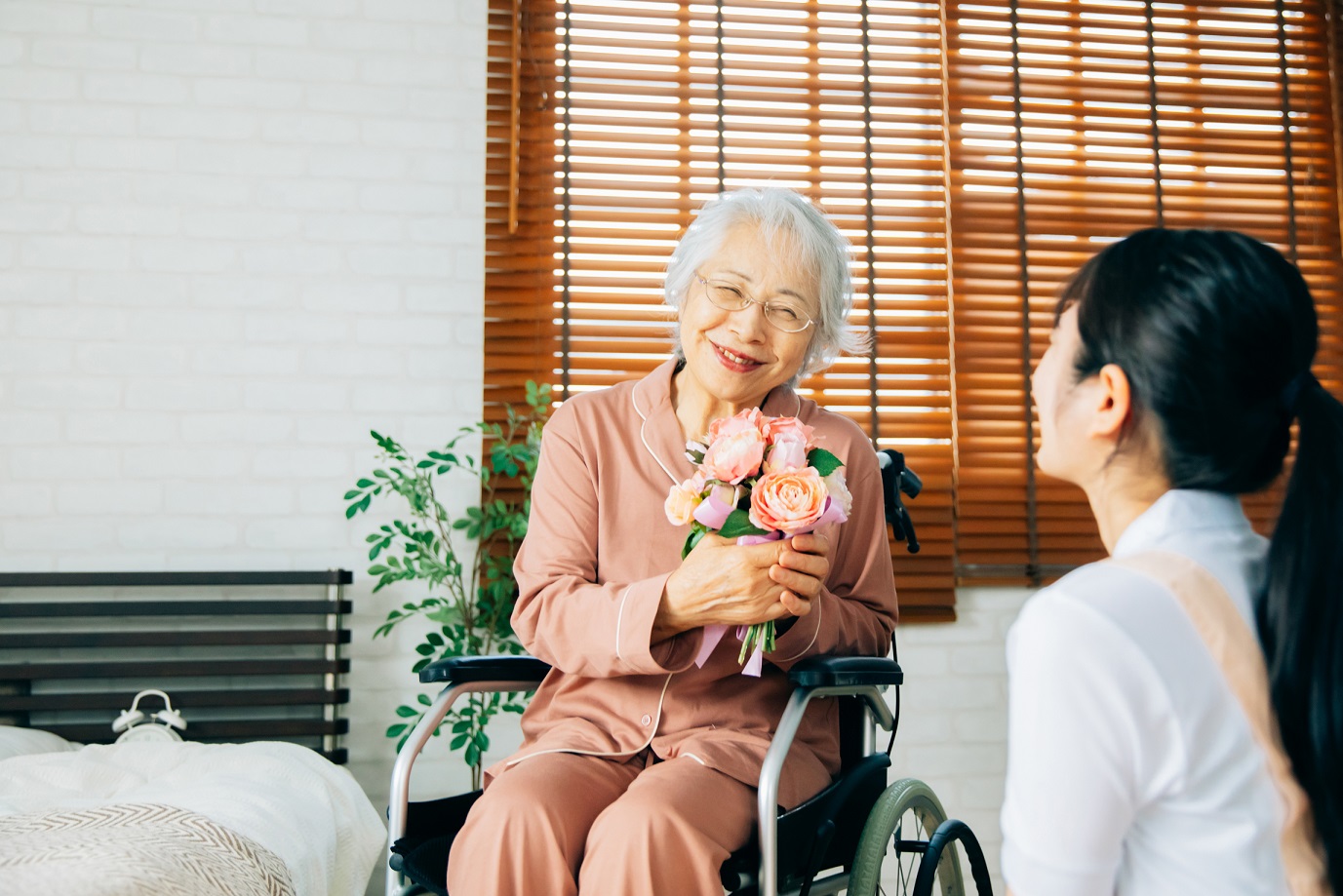 年配女性が花束を持っている画像