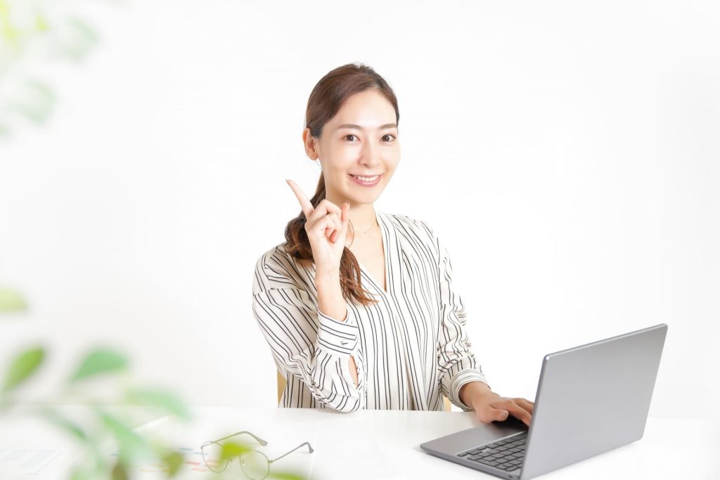 指差しするデスクワークの女性