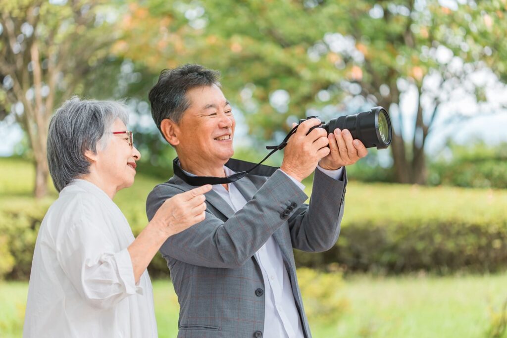 一眼レフを覗く夫婦