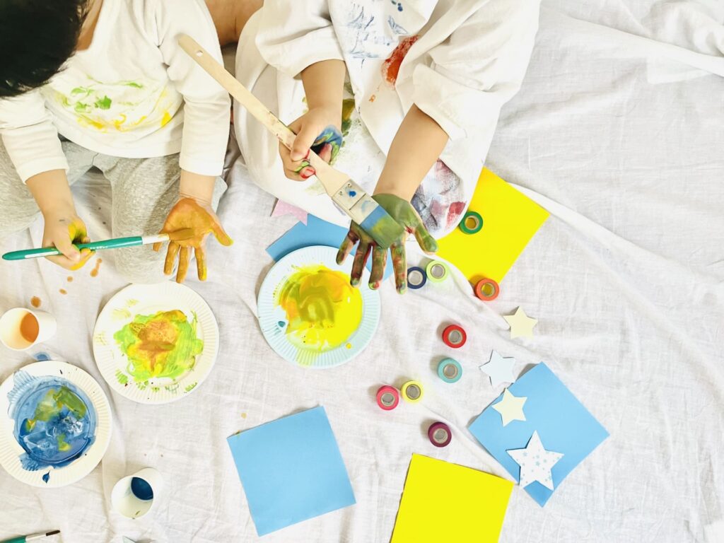 手形をとる子供たち