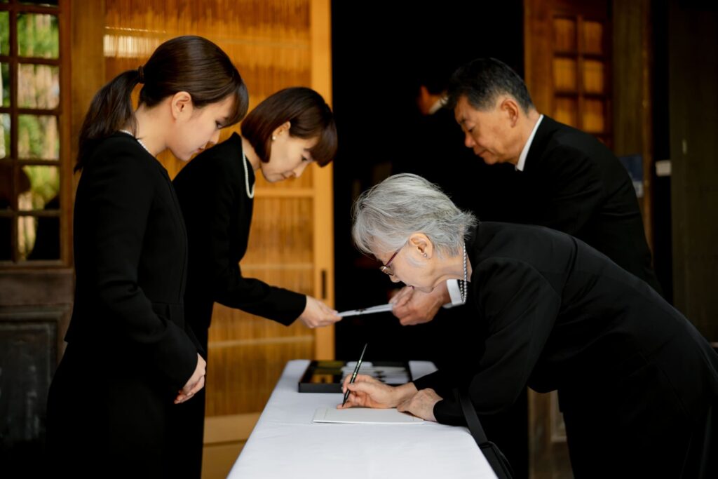 葬式の弔問客（高齢者・芳名帳）