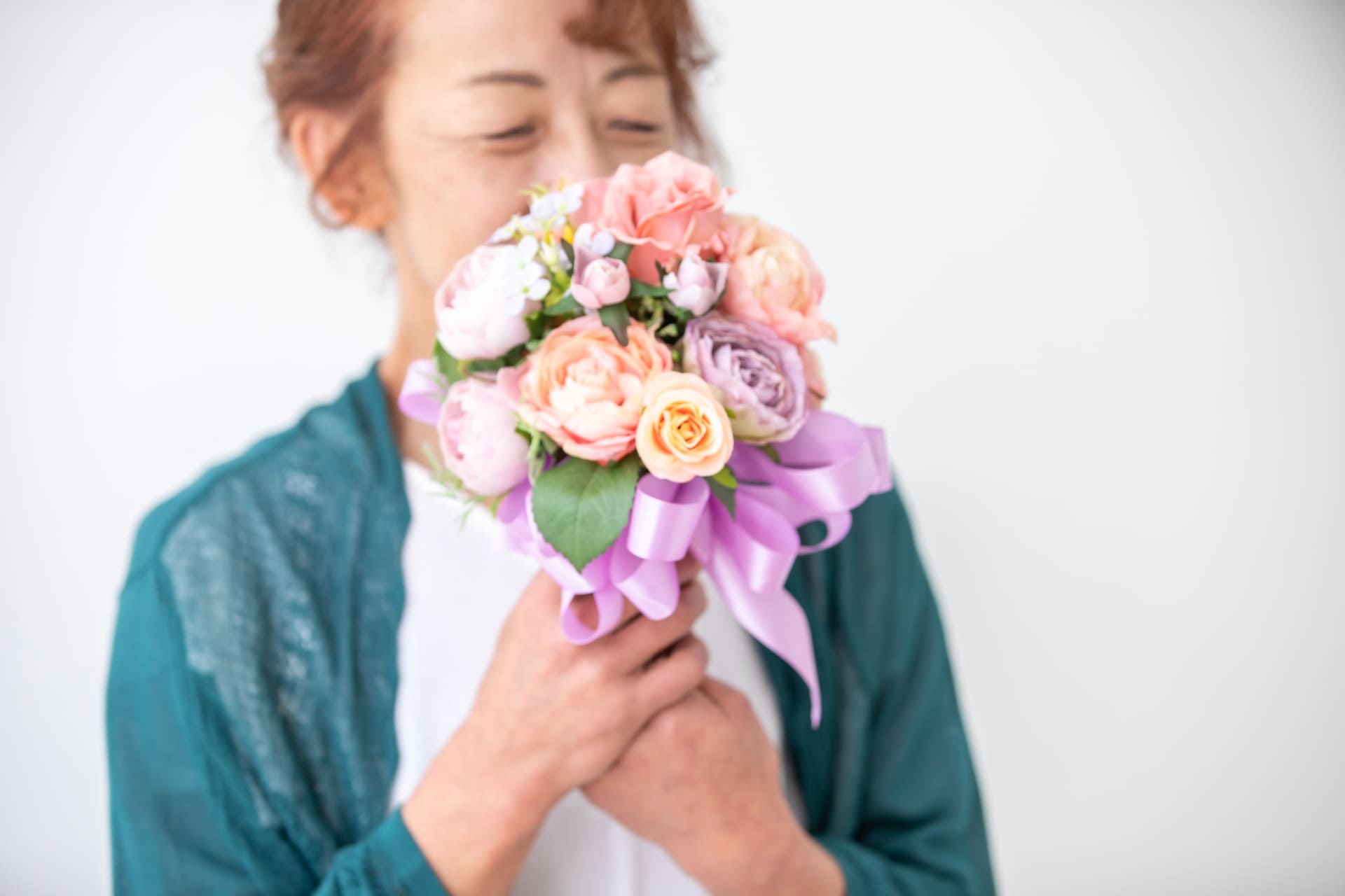 花束を持つ女性