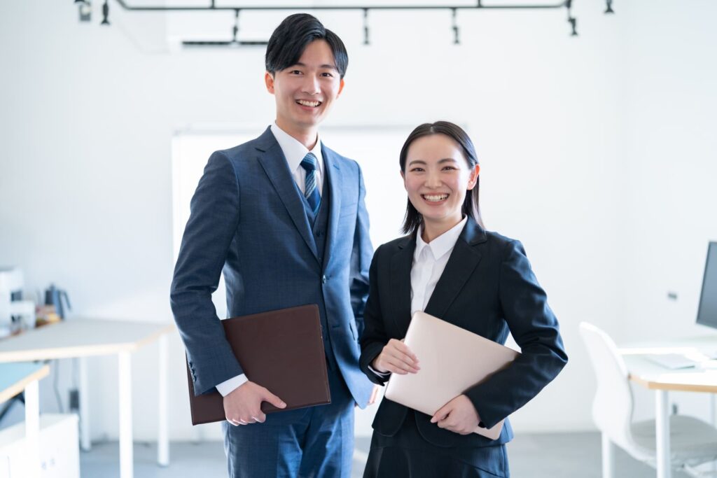 若いスーツを着た日本人男女のポートレート