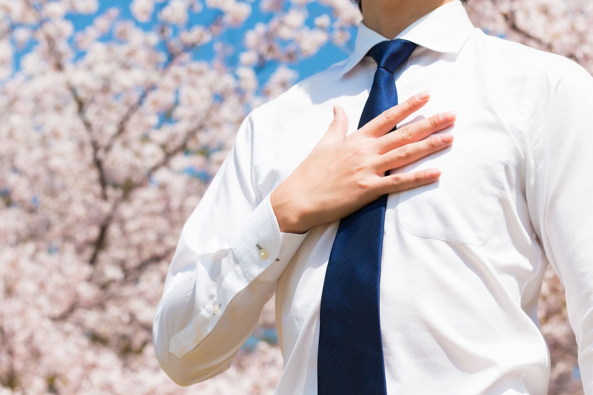 桜と男性